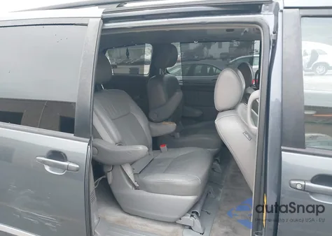 2010 Toyota Sienna Limited z USA, uszkodzony, nr VIN 5TDYK4CC7AS309098